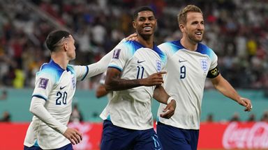 Marcus Rashford świętuje zdobycie piątego gola dla Anglii ze swoimi kolegami z drużyny